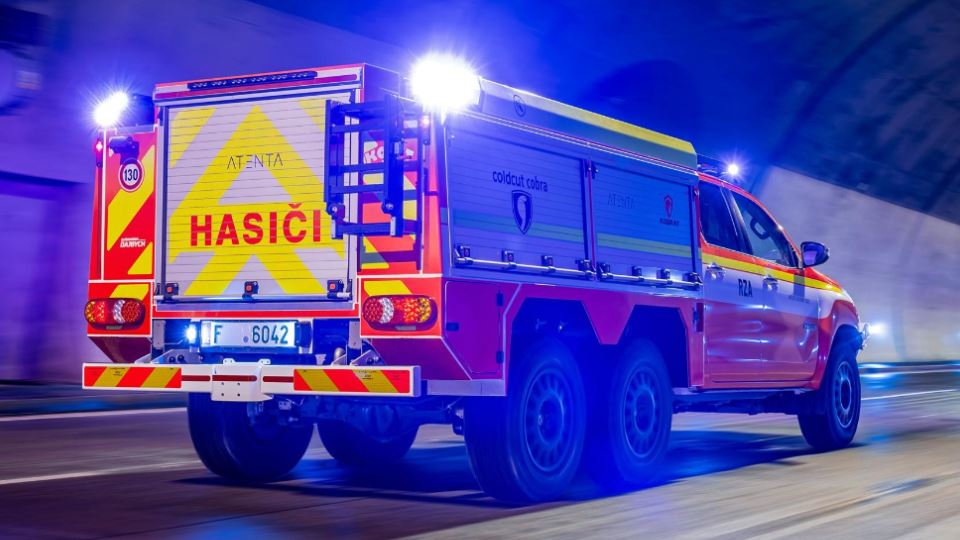 ماشین آتش نشانی تویوتا هایلوکس 6 چرخ مخصوص مقابله با آتشسوزی خودروهای برقی