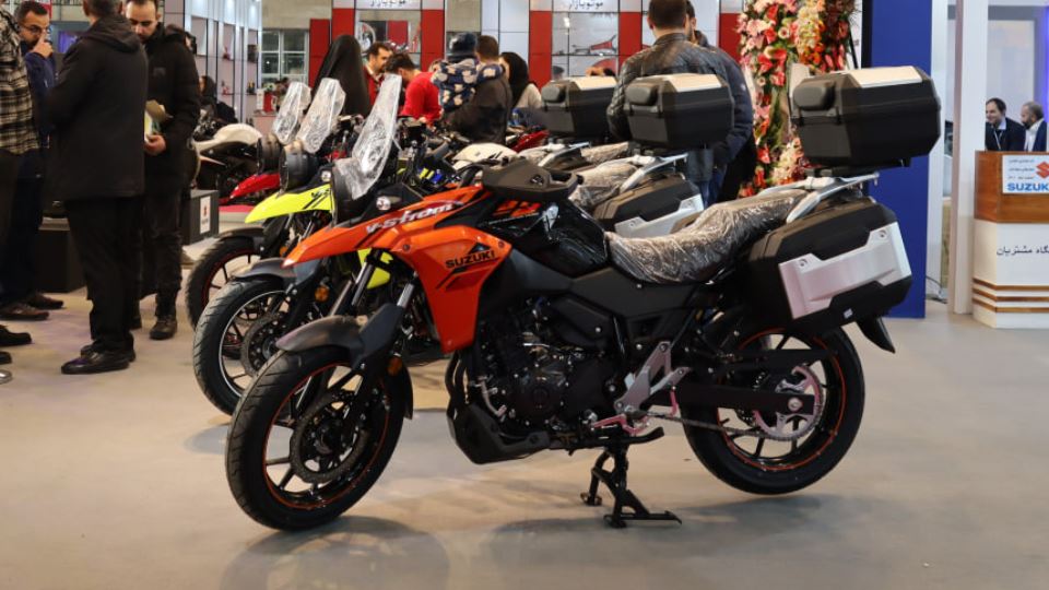 نمایشگاه موتورسیکلت 1401 غرفه تک تاز موتور سوزوکی