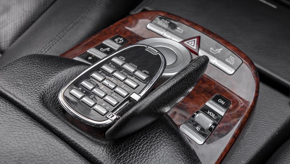 موس کنترلی و تلفن در طراحی مرسدس‌بنز S350