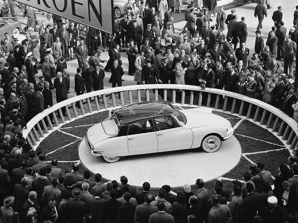 دی&zwnj;اس نخستین بار در سال 1955 و در نمایشگاه خودرو پاریس در معرض دید عموم مردم قرار گرفت. هزاران نفر به غرفه سیتروئن مراجعه کردند تا بتوانند از این خودرو جدید که نیم نگاهی به آینده داشت بازدید کنند. چیزی که آن&zwnj;ها دیدند خودرویی بود که گویی در یک آن، تمامی خودروهای دیگر آن زمان را به مدل&zwnj;هایی قدیمی و کهنه تبدیل کرد!