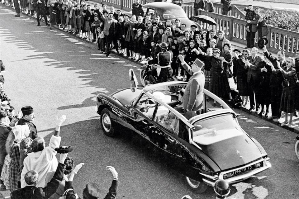 پس از معروف شدن در میان مردم، دی&zwnj;اس خیلی زود توانست نظر شارل دوگل، رئیس جمهور فرانسه را هم به خود جلب کند. در واقع، شارل دوگل زندگی خود را مدیون دی&zwnj;اس است و این خودرو نقش بزرگی در نجات جان وی در ترور ناکام سال 1962 بازی کرده است.