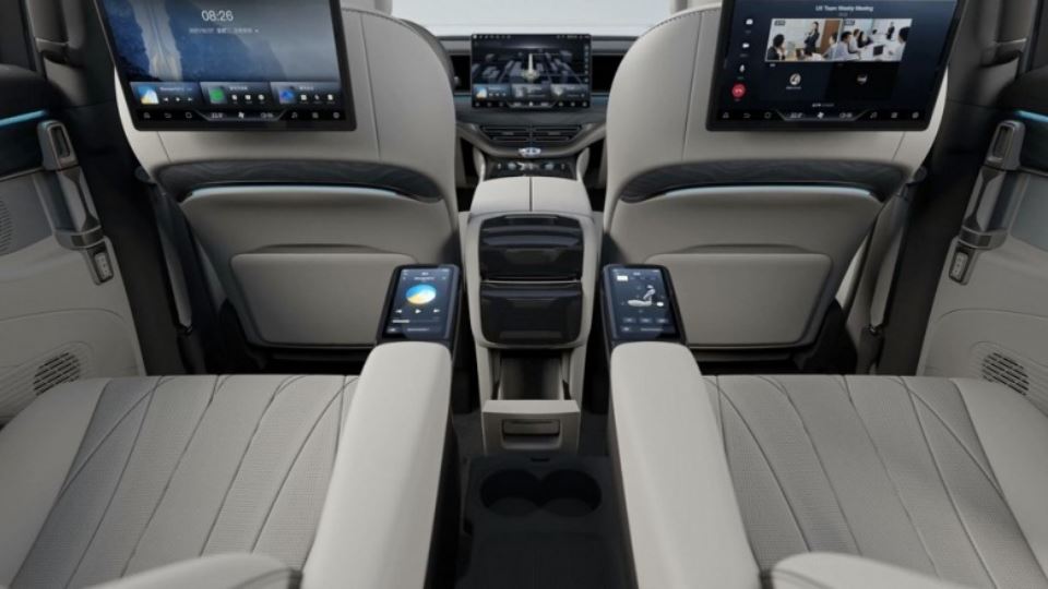 دنزا D9 یک MPV لوکس