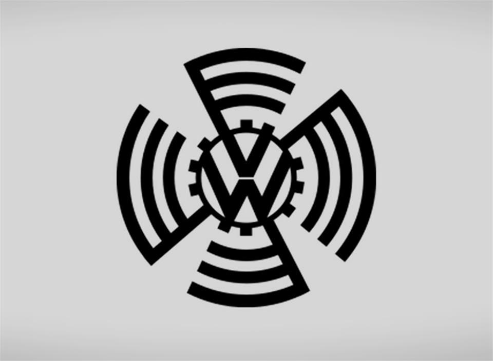 اولین لوگوی فولکس&zwnj;واگن به خاطر ارتباط تنگاتنگ این خودروساز با حزب نازی، از ترکیب 