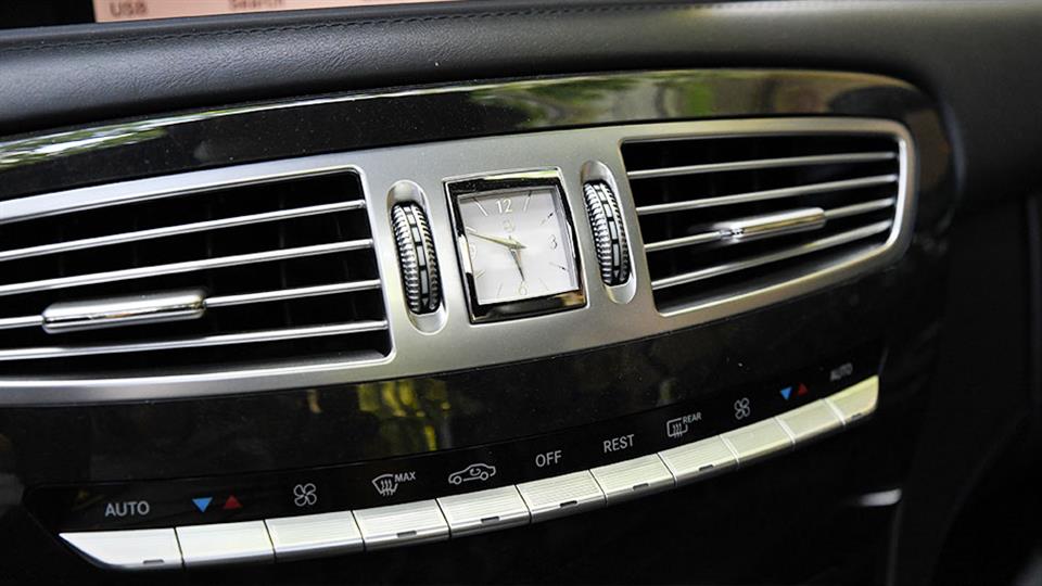 ساعت زیبای داشبورد مرسدس‌بنز CL500