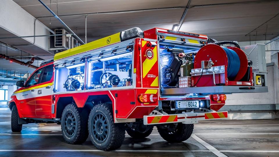 تويوتا هايلوکس 6 چرخ مخصوص مقابله با آتشسوزي خودروهاي برقي