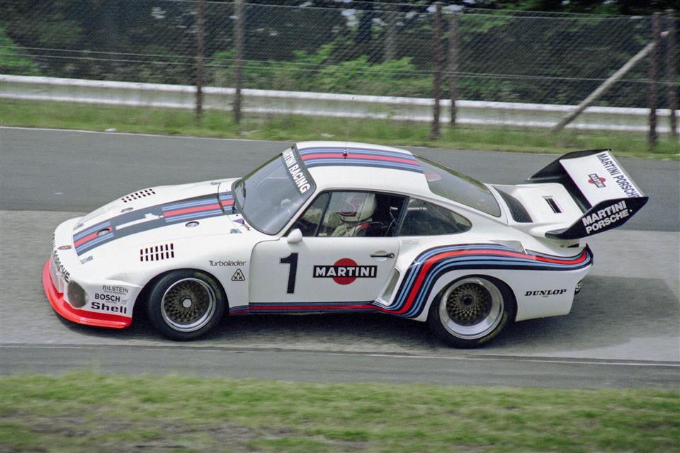 اولین سری 935 در سال 1976 و برپایه 934 براساس قوانین گروه 5 مسابقات طراحی و ساخته شد. پورشه در این مدل سعی کرد آیرودینامیک را بهبود ببخشد. به همین دلیل تنها پس از چند مسابقه، دماغه جدیدی برای آن طراحی شد و چراغ&zwnj;های جلوی گرد سنتی پورشه حذف شد. از سال 1977 به تدریج پورشه 935 را به تیم&zwnj;های خصوصی نیز عرضه کرد. همین مساله سبب شد تا از اواخر دهه هفتاد تا اوایل دهه هشتاد میلادی، تعداد زیادی از این خودرو در مسابقات دیده می&zwnj;شدند.