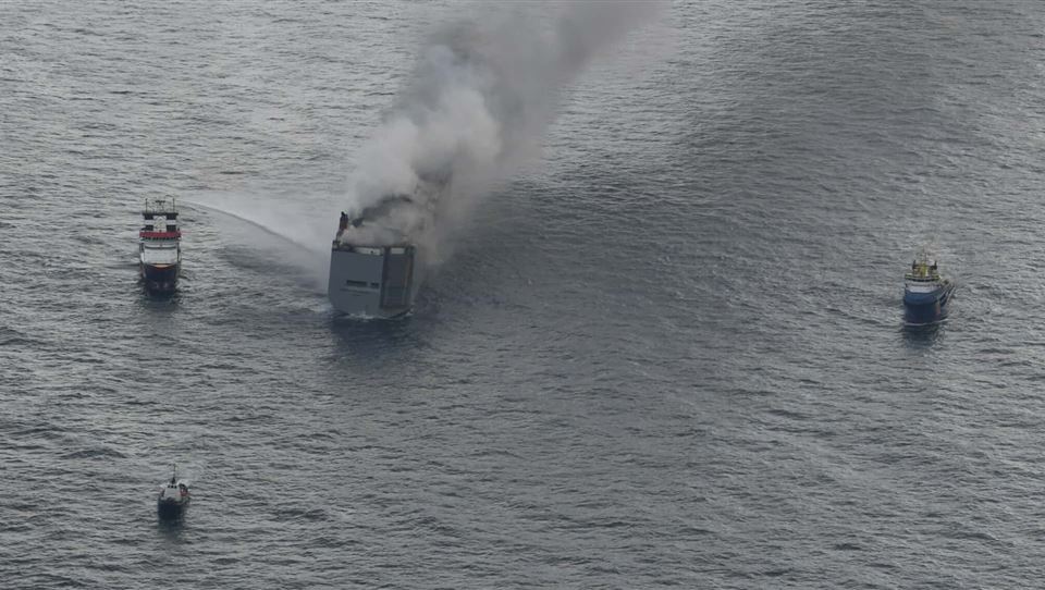 آتش سوزي کشتي حامل خودرو در سواحل هلند