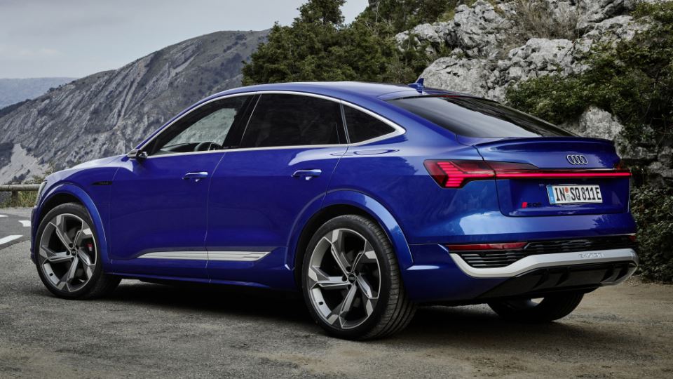 کراس‌اور برقی آئودی Q8 ETron اسپرت بک