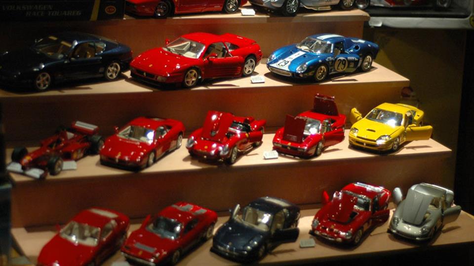 کلکسیونی از خودروهای مدل