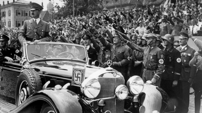هیتلر زمانی که در زندان به سر می‌برد، با نامه‌ای به نمایندگی مرسدس‌بنز از آن‌ها یک دستگاه خودرو درخواست کرد. 