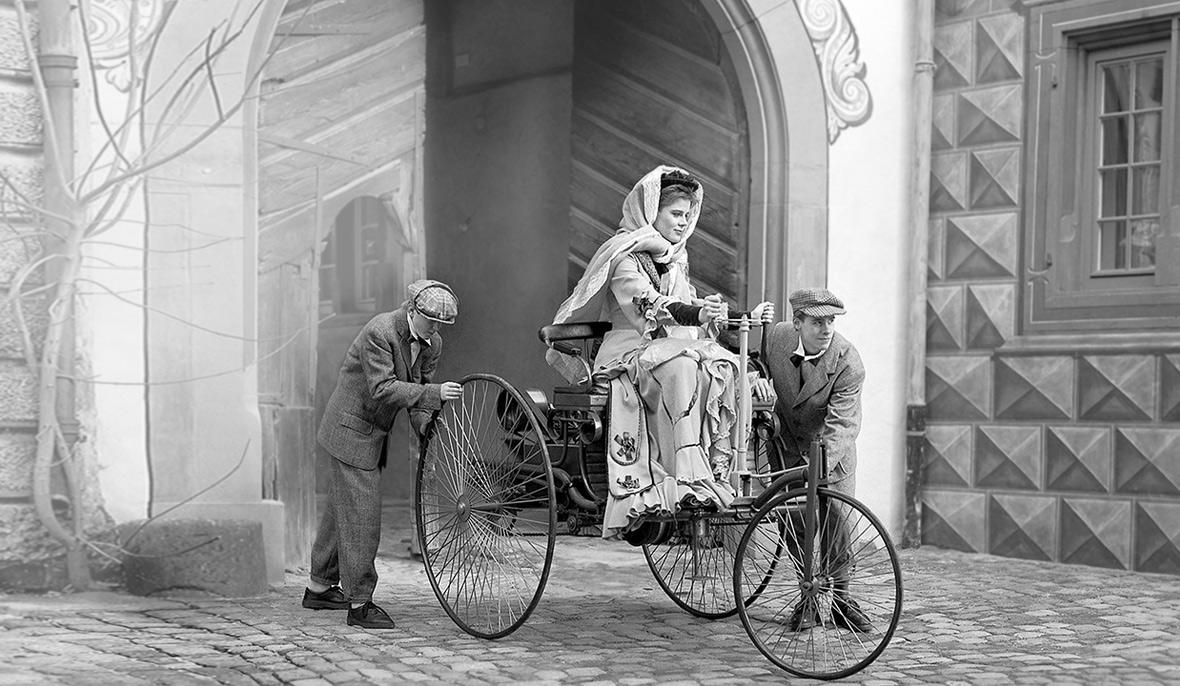 نخستین راننده‌ای که یک سفر طولانی با خودرو انجام داده برتا بنز، همسر و شریک تجاری کارل بنز، مخترع خودرو بوده است.