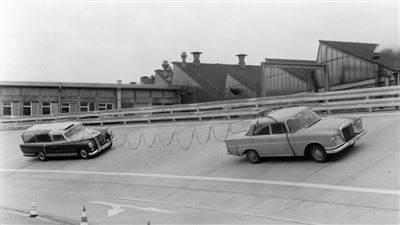 مرسدس‌بنز آدنائر 300 Messwagen خودرویی برای جمع‌آوری داده