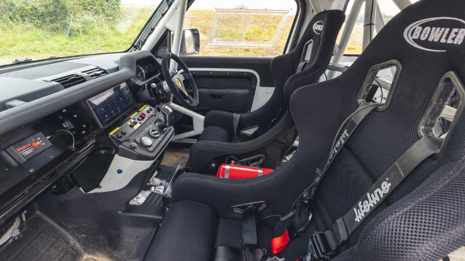 لندرور دیفندر با تیونینگ Bowler