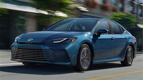 بررسی تویوتا کمری هیبرید دیلوکس برساوش (Camry Hybrid)