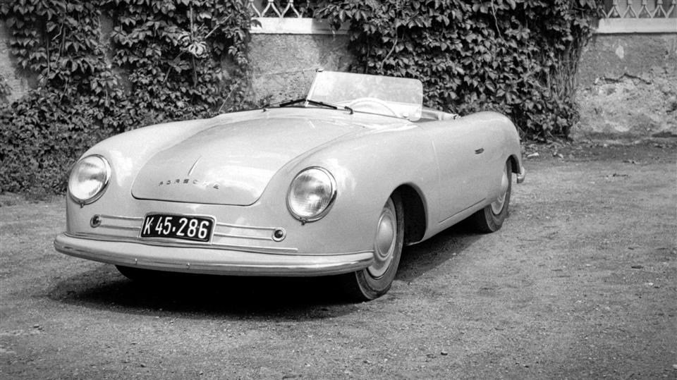 اولین پیش نمونه پورشه براساس خودرو مسابقه&zwnj;ای تایپ 48 به صورت موتور وسط و با استفاده از قطعات فولکس&zwnj;واگن در اتریش ساخته شد.