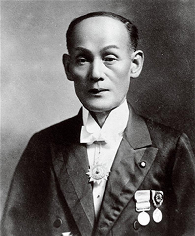 موسس یاماها کسی نبود جز آقای Torakusu Yamaha که او را به&zwnj;عنوان پیشگام ساخت تجهیزات موسیقی غربی در ژاپن می&zwnj;شناسند.