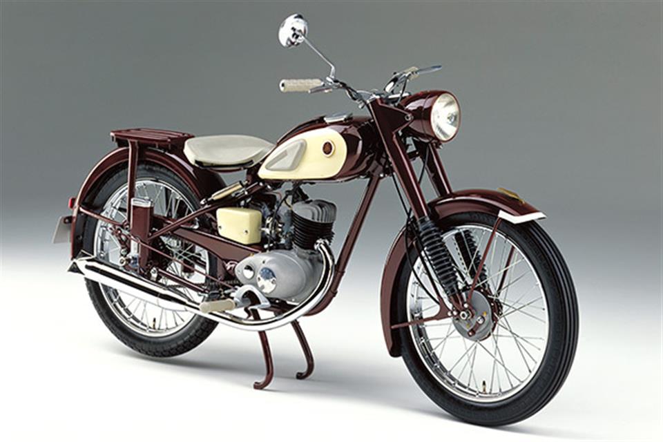 اولین موتورسیکلت یاماها با نام YA-1 در این سال به بازار آمد؛ موتورسیکلتی تک&zwnj;سیلندر و دو زمانه که طرح آن&zwnj;را از موتورسیکلت آلمانی DKW RT کپی کرده بودند. 