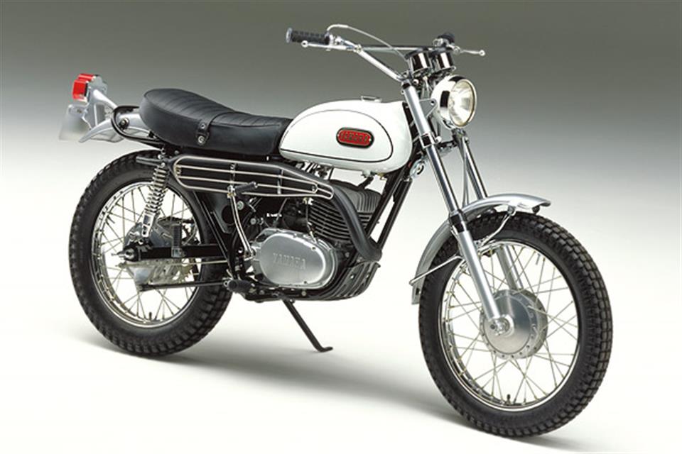 یاماها در این سال، نخستین موتورسیکلت دومنظوره جهان را با نام DT-1 Enduro معرفی کرد؛ موتورسیکلتی که علاوه&zwnj;بر جاده&zwnj;های آسفالت، قابلیت سواری در آفرود هم داشت و به همین دلیل آن&zwnj;را به&zwnj;نوعی پدر موتورسیکلت&zwnj;های ادونچر جهان می&zwnj;دانند.