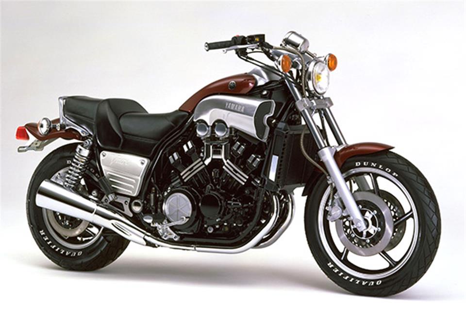 یاماها اولین ماسل&zwnj;بایک خود را با نام Vmax 1200 در این سال معرفی کرد؛ موتورسیکلتی که تا به امروز نیز یکی از بهترین و البته گران&zwnj;ترین کروزرهای جهان محسوب می&zwnj;شود.