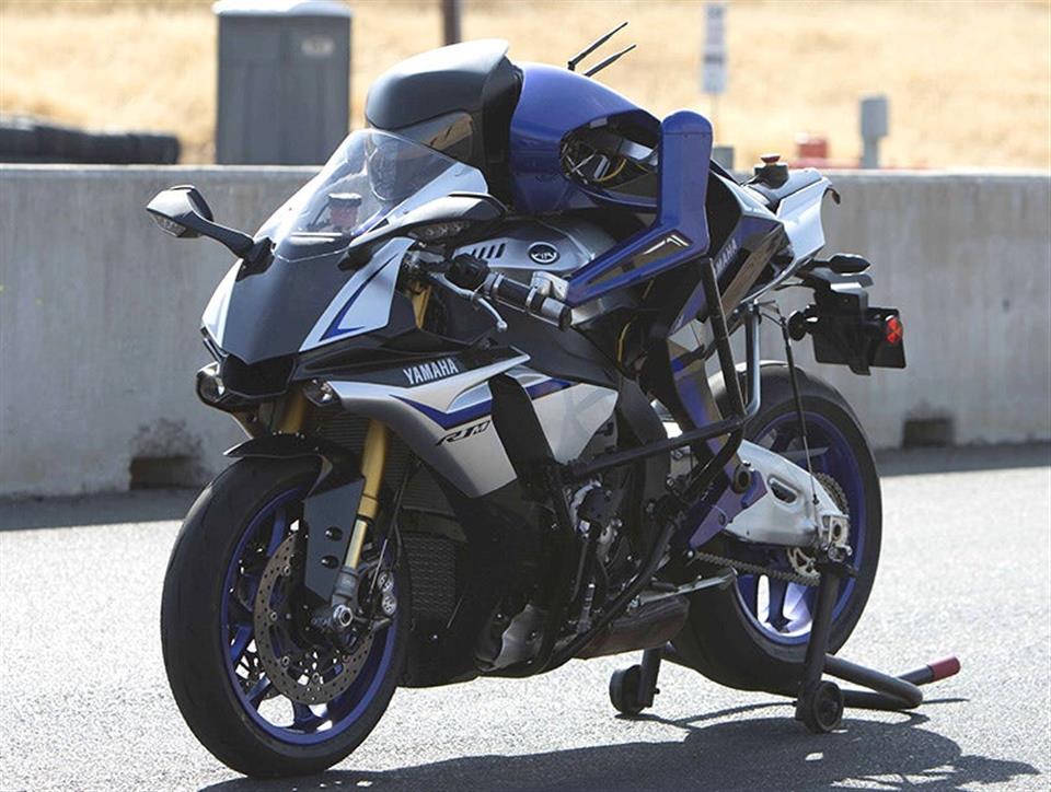 نسخه اولیه MotoBot در سال 2015 ساخته شد ولی در سال 2017 یاماها نسخه دوم موتوبات را معرفی کرد و حتی با آن به رکورد سرعت 200 کیلومتر برساعت نیز رسید. موتوبات با هدف ساخت یک سیستم خودران برای موتورسیکلت&zwnj;ها ساخته شده است.