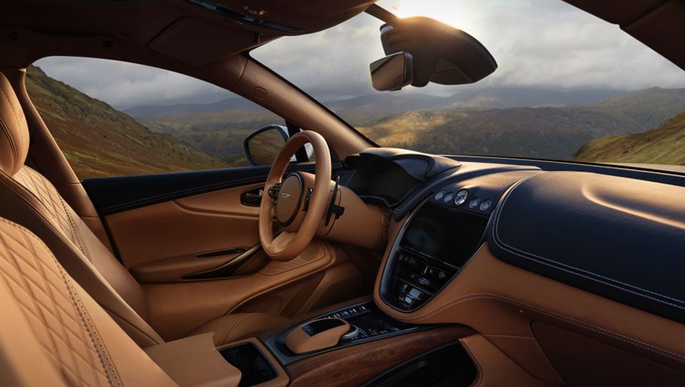 استون‌مارتین DBX با پیشرانه شش سیلندر